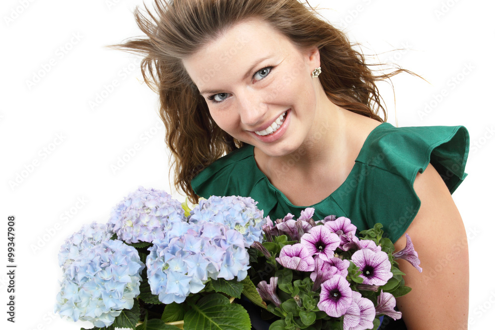 Naklejka premium Frau hält Blumen im Arm