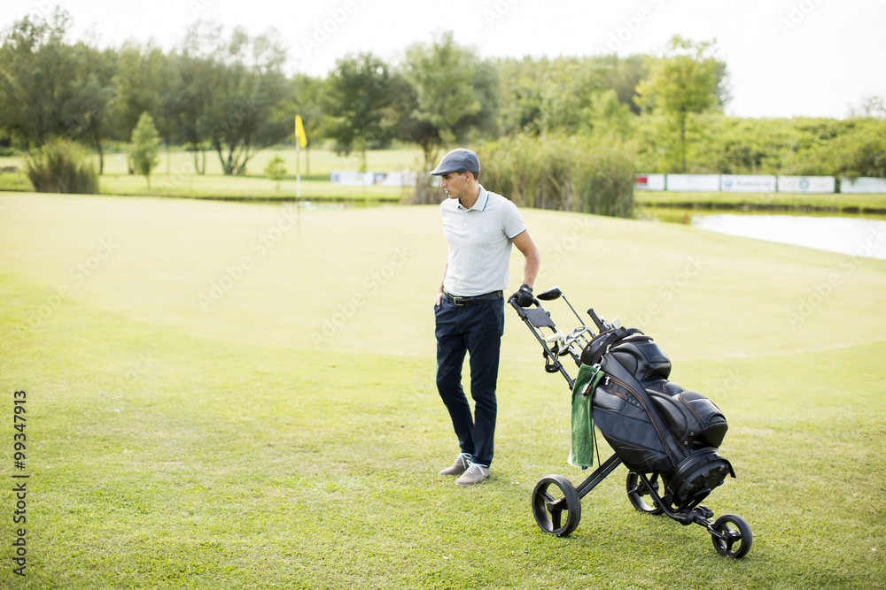Obraz premium Young man playing golf