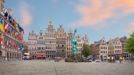 Tableau sur plexiglas Anvers Place centrale d'Anvers et mairie  © lena_serditova