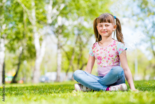 Obraz na płótnie portrait of a smiling girl in a park w salonie