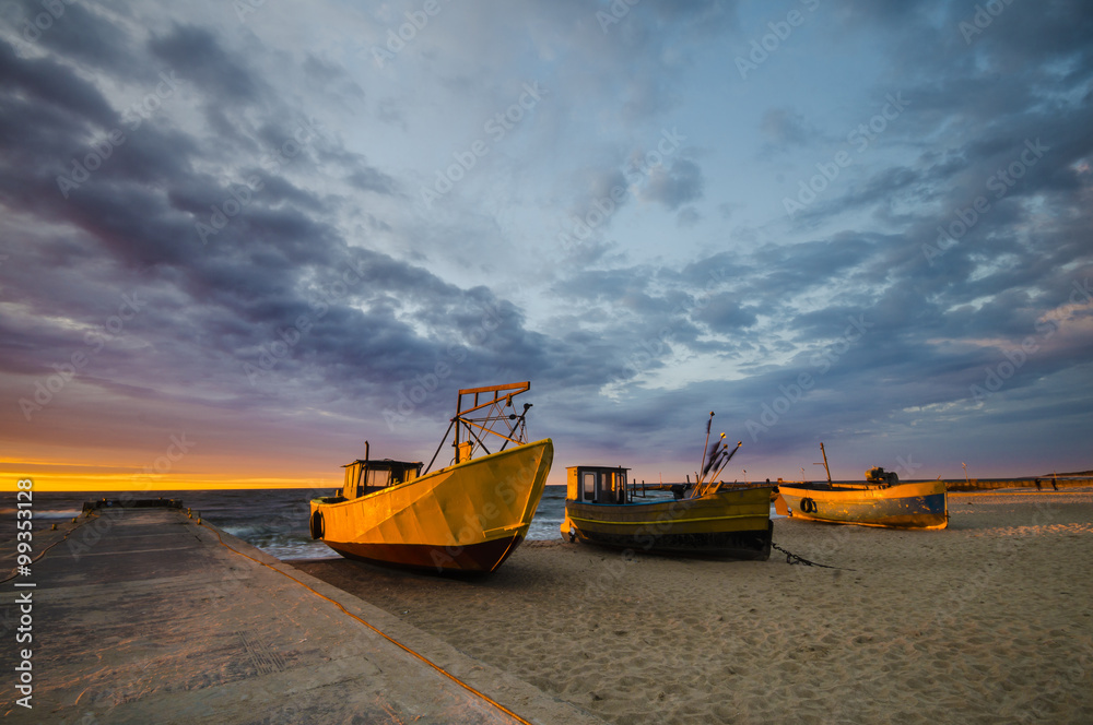 Łodzie rybackie na morskiej plaży Stock Photo | Adobe Stock