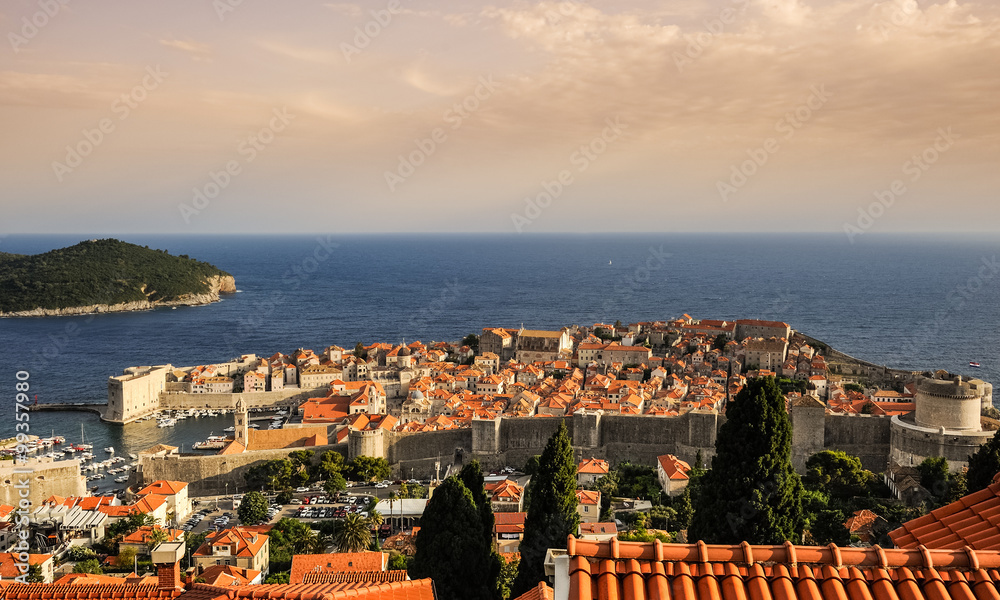 Altstadt von Dubrovnik mit Insel Lokrum im Abendlicht