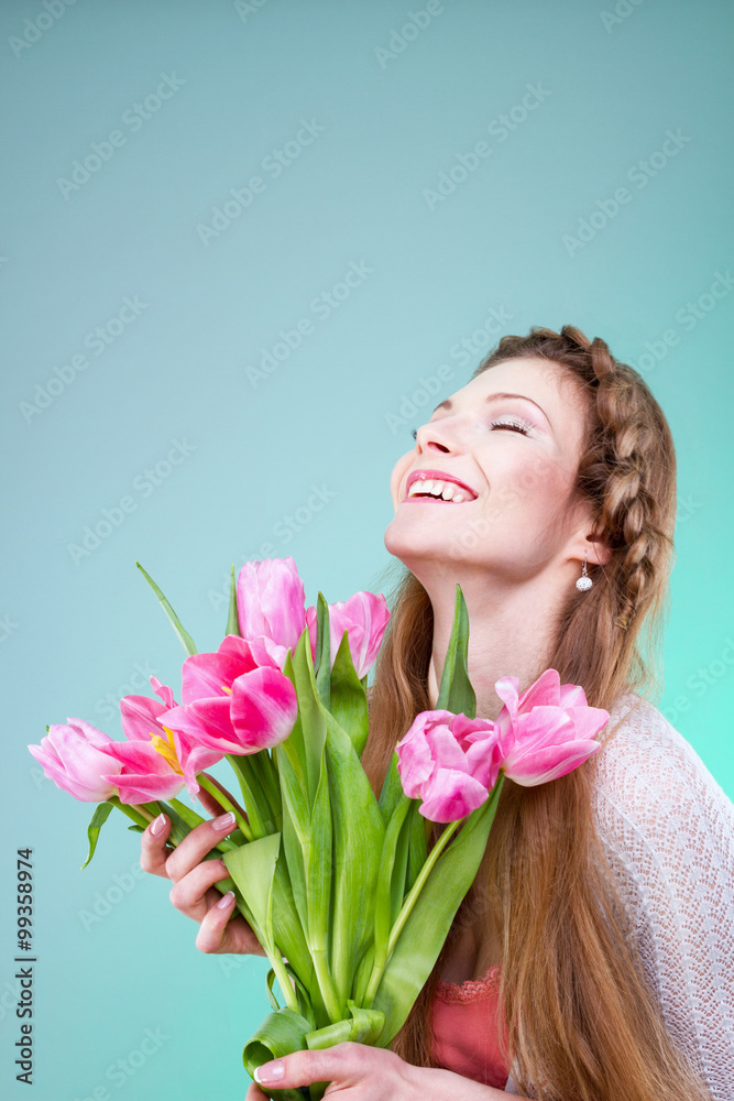 Молодая женщина с тюльпанами