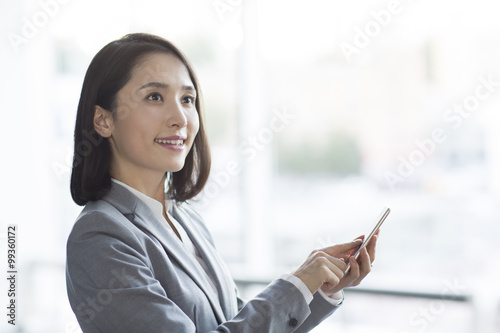 Young businesswoman using smart phone © Blue Jean Images