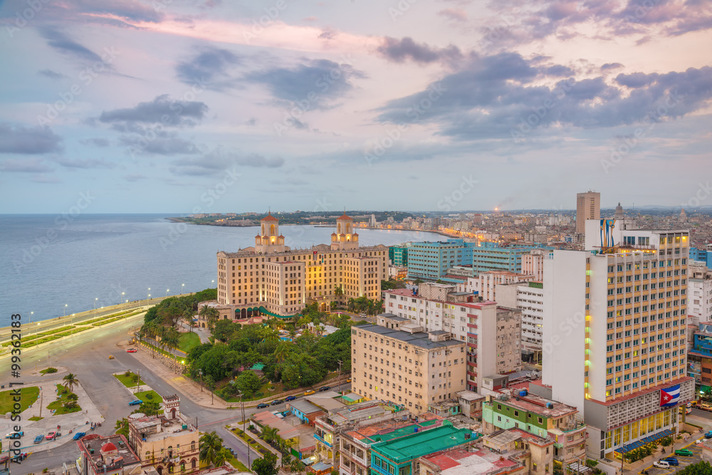 Fototapeta premium Panoramic view of Havana at sunset