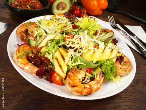 Gemischter Salat mit Scampi und Mango