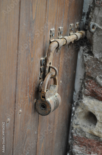Wallpaper Mural lucchetto vecchia porta Torontodigital.ca