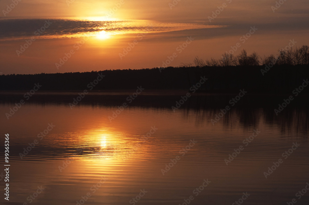 Obraz premium Wschód słońca nad jeziorem