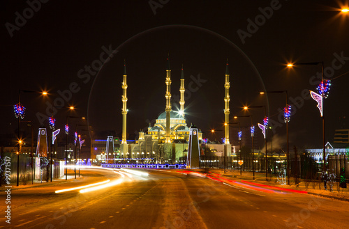 Мечеть Сердце Чечни в Грозном в новогоднюю ночь в свете неоновых огней