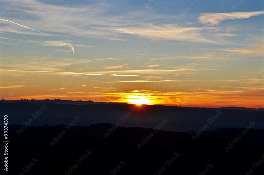Blick vom Uetliberg auf den Sonnenuntergang im Aargau