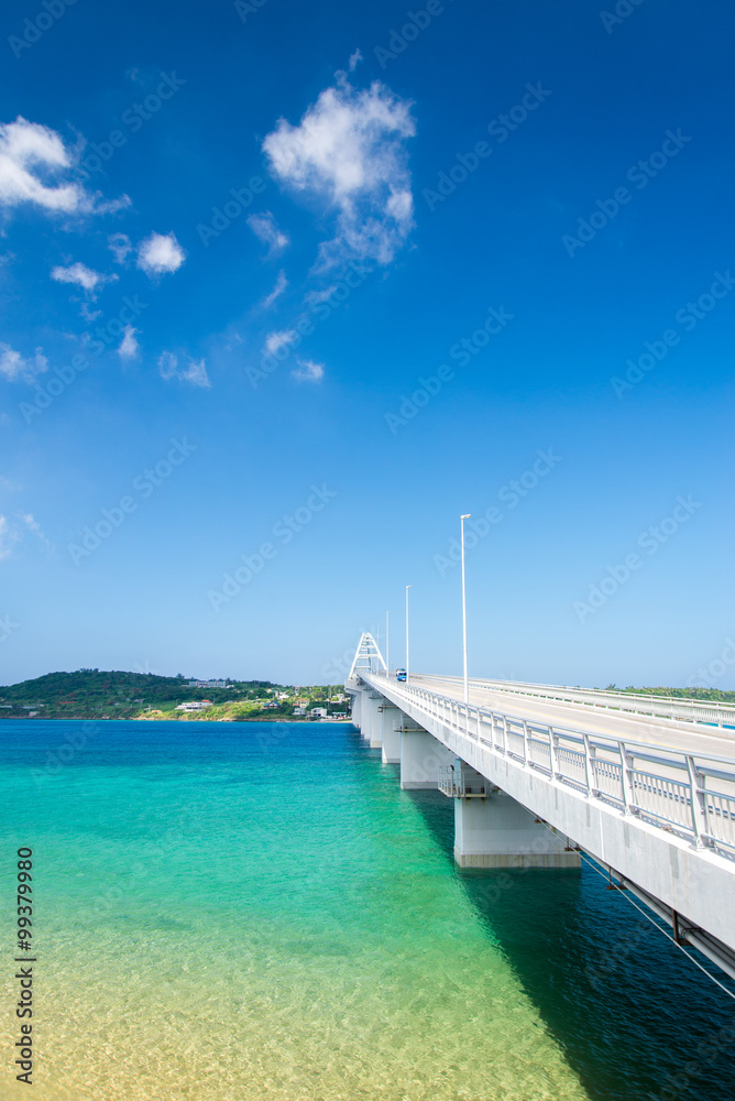 Naklejka premium 沖縄県 瀬底大橋