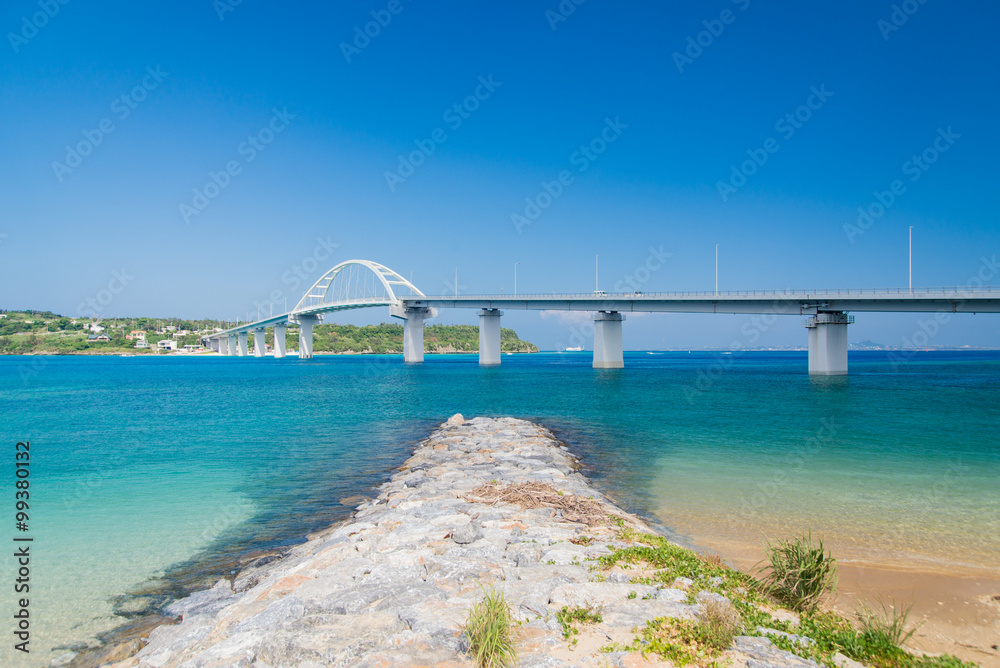 Naklejka premium 沖縄県 桟橋から見る瀬底大橋