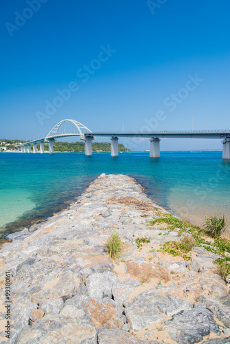 沖縄県 桟橋から見る瀬底大橋