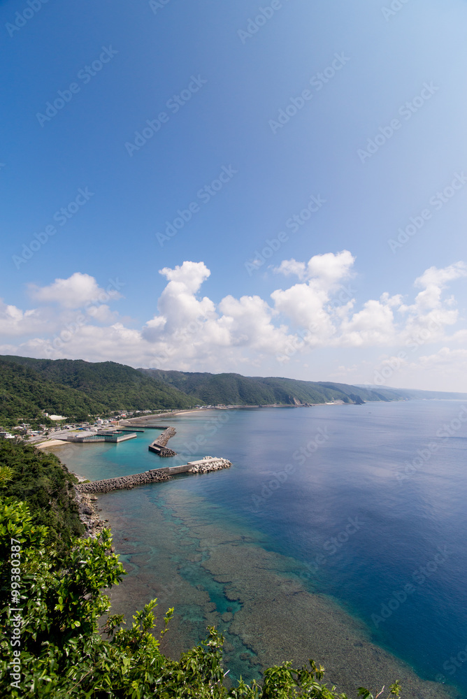 Obraz premium 沖縄県 茅打ちバンタからの眺め