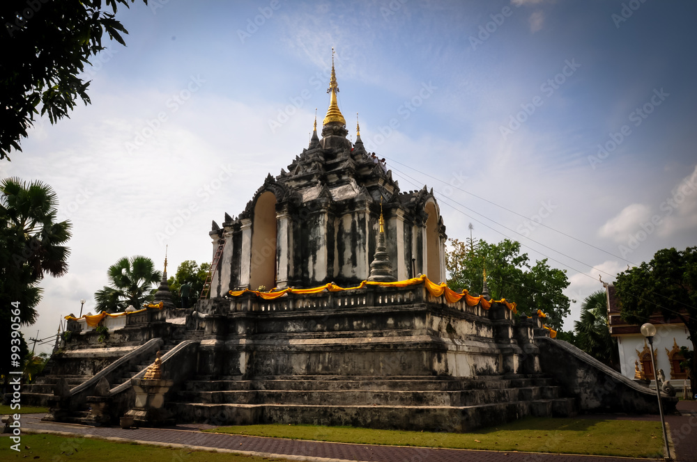 Fototapeta premium Standing Buddha on stupa