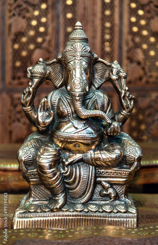 igure of the Hindu god of wisdom, knowledge and new beginnings G © photo_mts