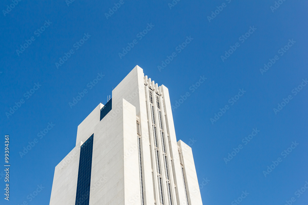 Obraz premium Top of building with clear sky in background.