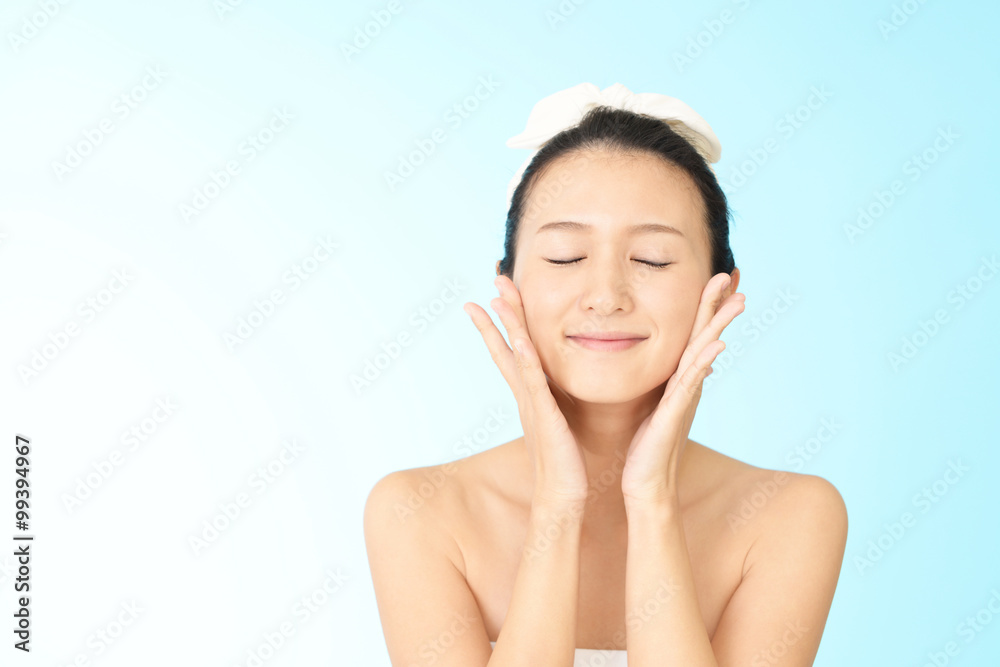 フェイスマッサージをする女性