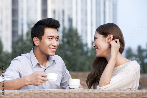 Foto Couple Relaxing at a Cafe