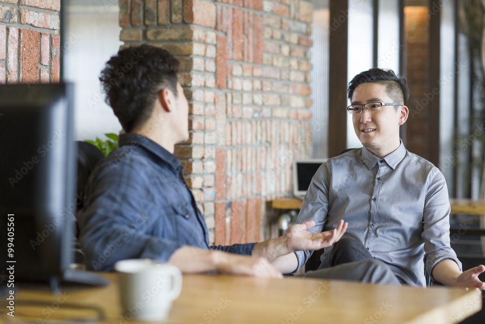 © Blue Jean Images - Businessmen talking with each other in office