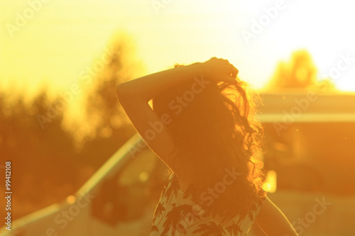 Fotografi girl is standing back sunlit