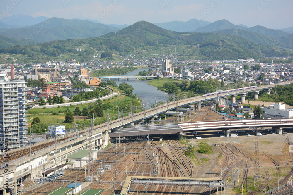 盛岡駅付近から望む北上川と新幹線