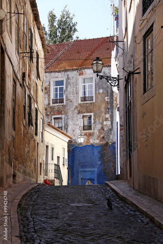 ruhige gasse in der altstadt von lissabon 