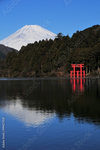 富士山と芦ノ湖と鳥居 