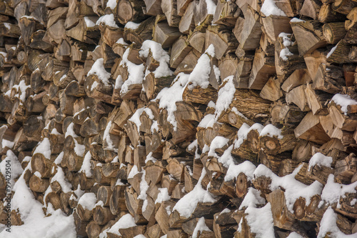 Brennholz mit Schnee