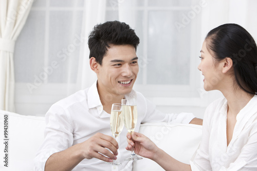 Happy young couple drinking champagne © Blue Jean Images