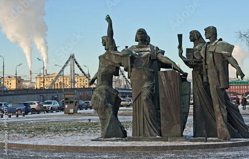 Скульптурная группа у входа в парк Музеон города Москвы.