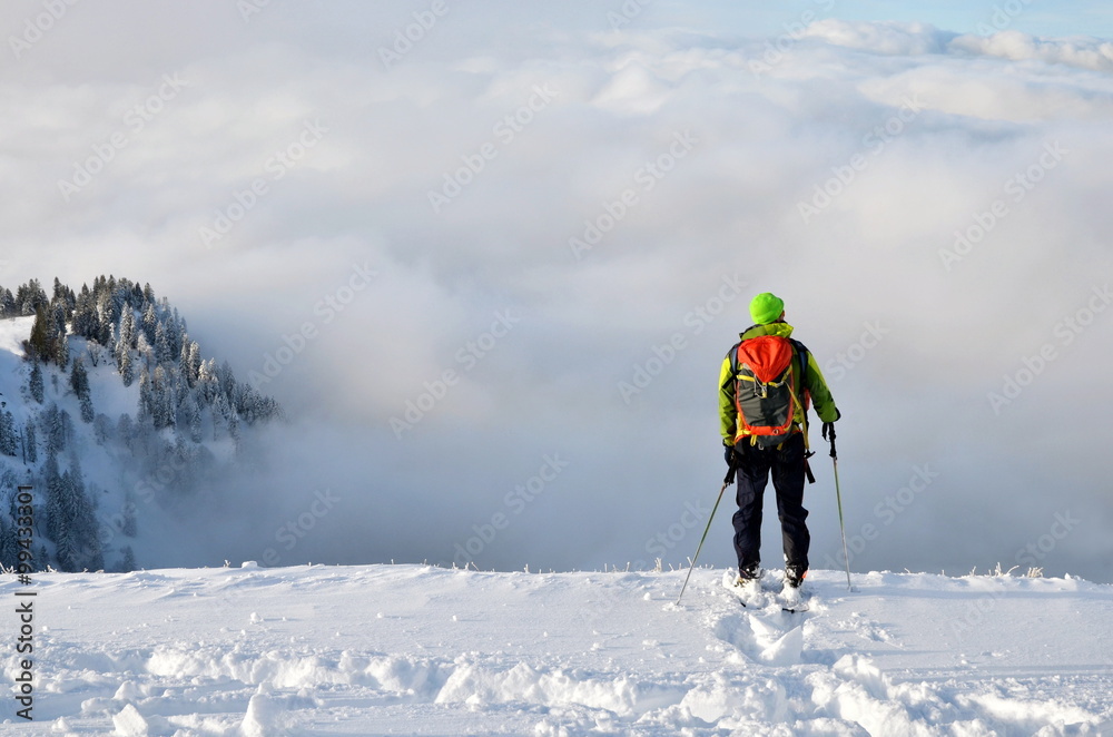 Mit Schneeschuh im Hochgebirge, Blick auf Nebel im Tal
