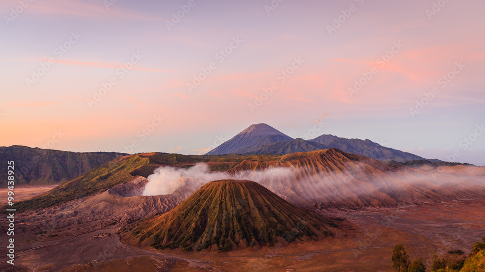 Obraz premium Amazing Mount Bromo During Sunrise Moment