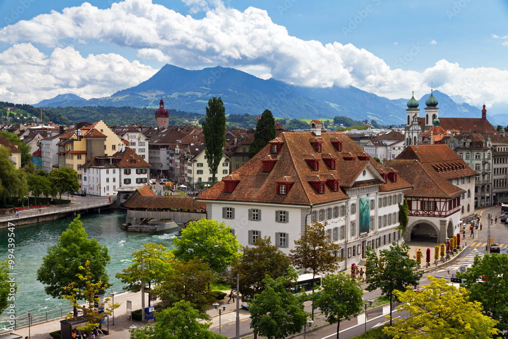 Obraz premium Cityscape of Luzern looking over the river towards the old city with the footbridges