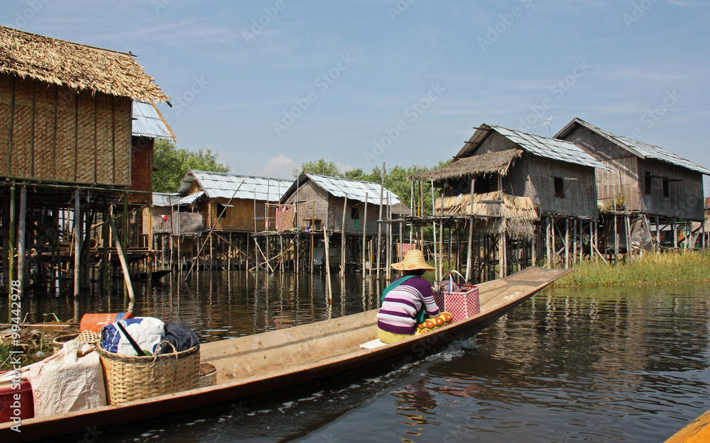 Birmanie, village lacustre sur le lac Inle
