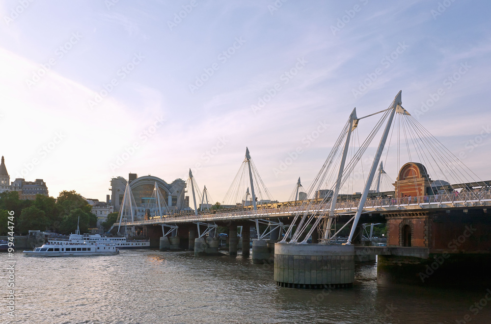 Naklejka premium London, Golden Jubilee Bridge