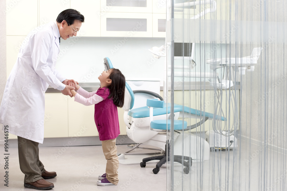 Fototapeta premium Dentist shaking hands with a little patient