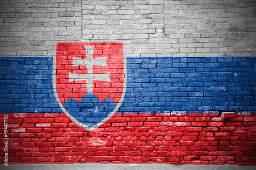 Ziegelsteinmauer mit Flagge Slowakei