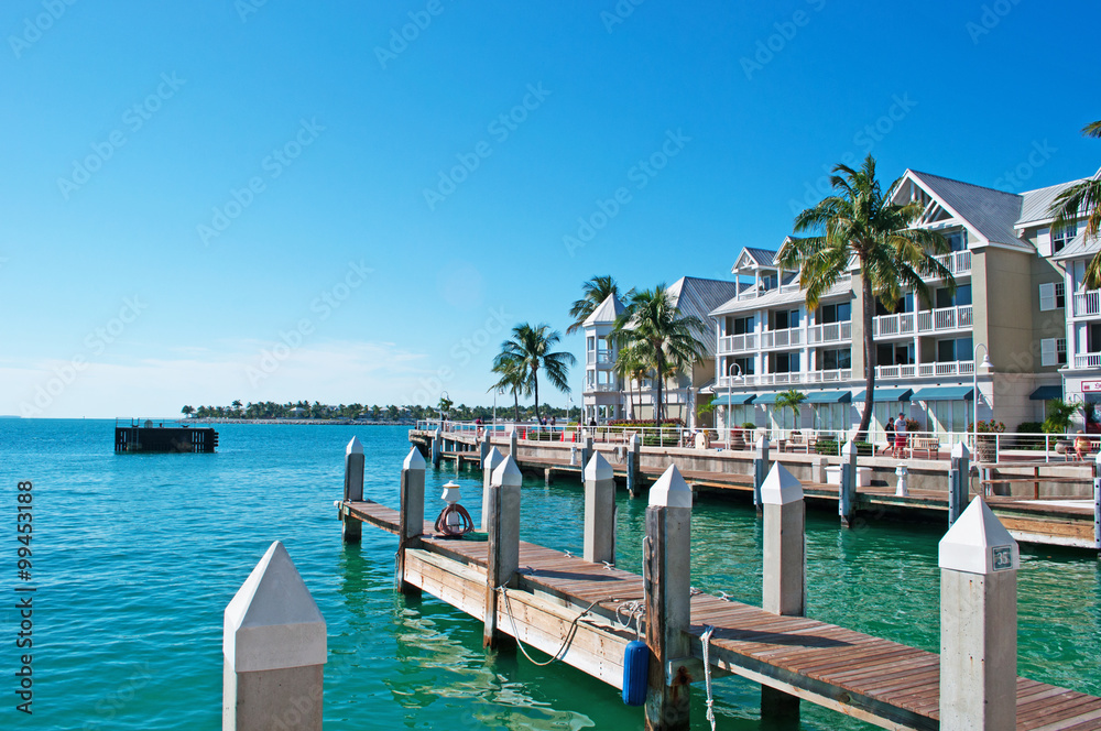 Palme, case, tipica architettura di Key West, molo, motoscafo, Key West, isole Keys, Florida, America, UsaKey West, isole Keys, Florida, America, Usa