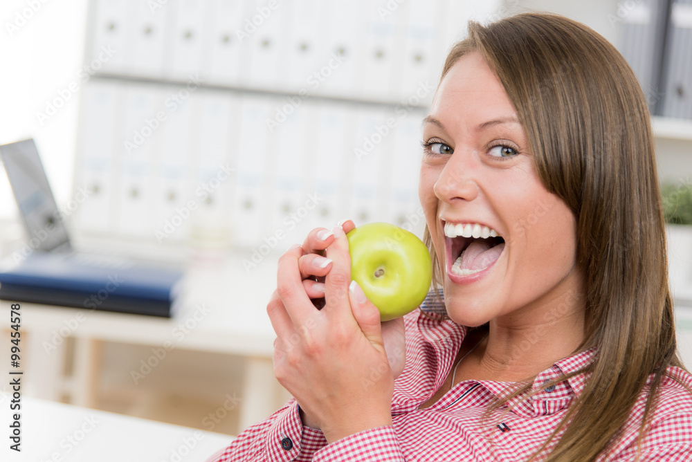 managerin beißt in einen apfel managerin beißt in einen apfel