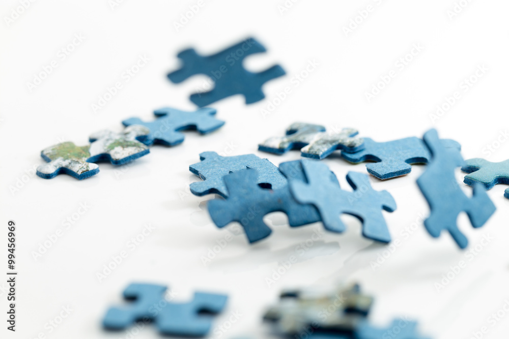 Puzzleteile auf weißen Hintergrund Puzzleteile auf weißen Hintergrund