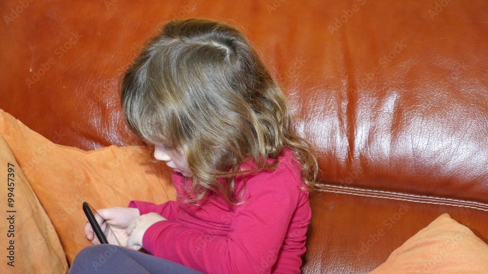 jolie fille jouant avec une tablette