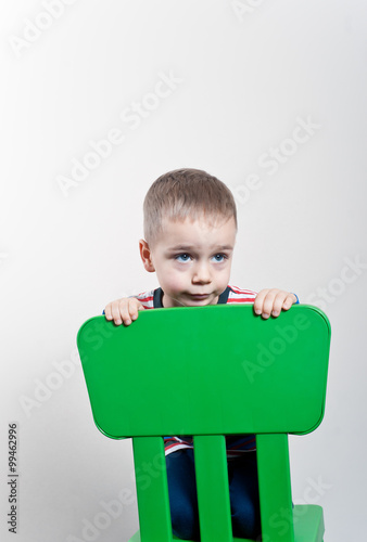 chłopiec na zielonym krześle