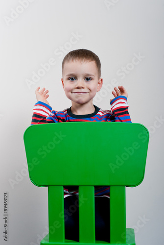 chłopiec na zielonym krzesle