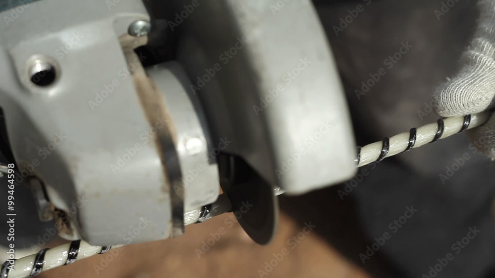 Vidéo Stock Worker using a grinding machine to cutting fiberglass