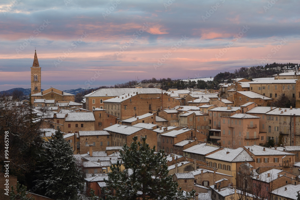 Tramonto sulla città di Urbino nelle marche, Italia.