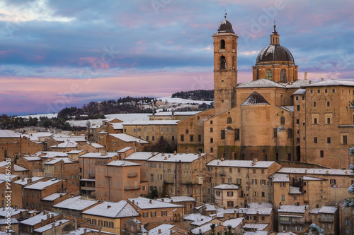 Veduta panoramica di Urbino al tramonto con la neve.