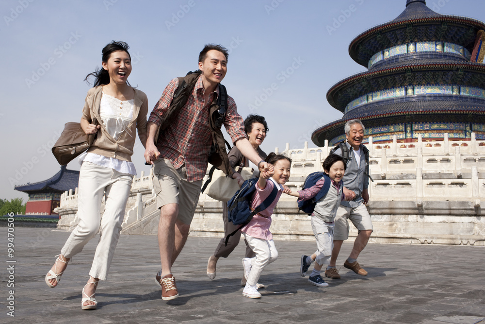 Obraz premium Happy family travelling at Temple of Heaven in Beijing, China