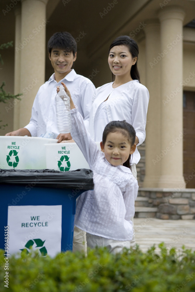 Obraz premium Family doing recycling