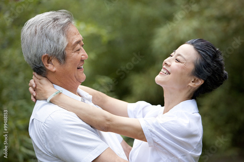Senior couple hugging each other © Blue Jean Images